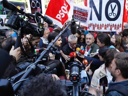 Pepe Álvarez, de UGT, e Ignacio Fernandez Toxo, de CC OO, se encuentran con Pablo Iglesias y Alberto Garzón, de Unidos Podemos, antes de comenzar la manifestación del Primero de Mayo en Madrid.