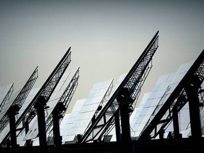 Planta de energía termosolar de Abengoa en Sanlúcar la Mayor (Sevilla). En vídeo, la respuesta del Gobierno al laudo.