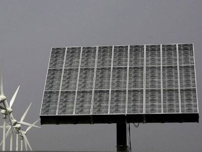 Molinos aerogeneradores junto a un panel de energía fotovoltáica.