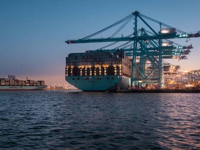 Barcos de la naviera Maersk Line en el puerto de Algeciras. En el vídeo, los estibadores muestran su descontento.