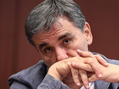 El ministro griego de Economía, Euclid Tsakalotos, ayer en el Eurogrupo. En vídeo, declaraciones de Jeroen Dijsselbloem.