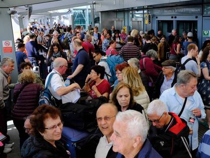 Un avión de la aerolínea British Airways aterriza en el aeropuerto de Heathrow en Londres, Reino Unido.