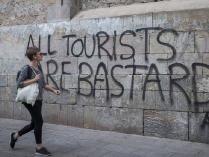 Pintadas en Gràcia contra el turismo. Vídeo: protesta vecinal en la Barceloneta.