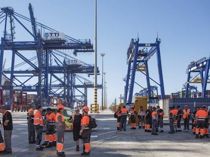 Estibadores ejerciendo su derecho a la huelga en la terminal de TTIA del Puerto de Algeciras.