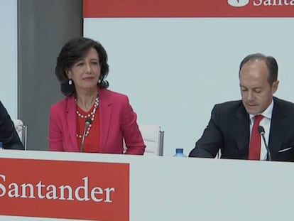 Ana Botín, en el centro, con el consejero delegado y el responsable en España del Banco Santander, durante la rueda de prensa.