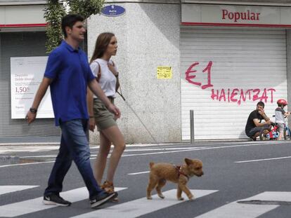 Pintada en unas oficinas del Popular en San Sebastián criticando la venta por un euro.