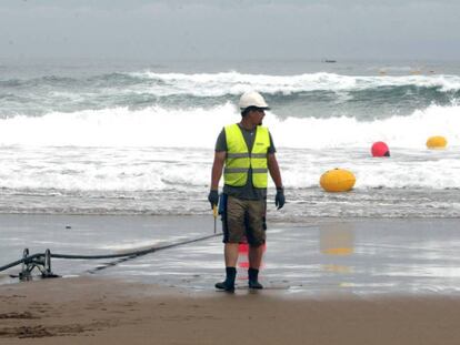 Un operario vigila que la guía arrastra el cable a tierra de forma correcta.