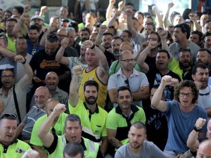 Estibadores en huelga hoy en Barcelona.