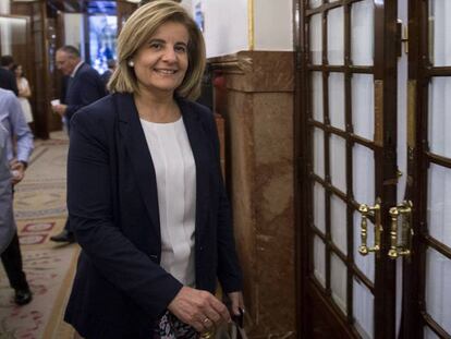 La ministra de Empleo, Fátima Báñez, en los pasillos del Congreso.