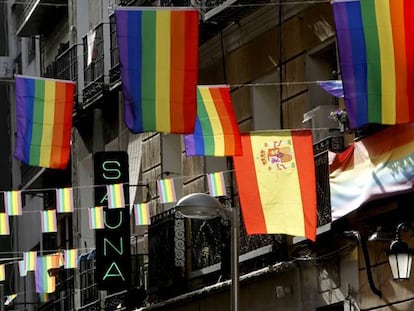 Calle del barrio de Chueca adornada con motivo de la fiesta del Orgullo Gay. En vídeo, el pregón del Orgullo este miércoles.