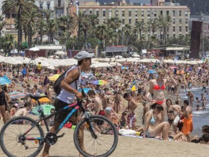 Turistas en la playa de Barcelona.