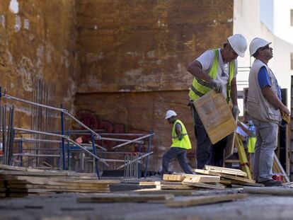 FOTO: Varios obreros trabajan en la construcción de un edificio en Sevilla. Paco Puentes / Videoanálisis de Antonio Maqueda. Paco Puentes / EPV