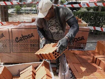 FOTO: Un trabajador extranjero en la construcción. VÍDEO: Videoanálisis de Antonio Maqueda sobre las últimas cifras del paro.