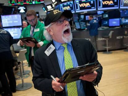 Un 'broker', con una gorra que celebra el récord de 22.000 puntos del Dow Jones, al cierre de la jornada en la Bolsa de Nueva York el 2 de agosto.