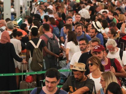 Cues aquest divendres en el control de seguretat de la T-1 del Prat a primera hora.