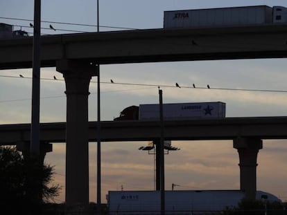 Varios camiones cruzan el Puente Internacional Comercio Mundial de Laredo (Texas, EE UU).