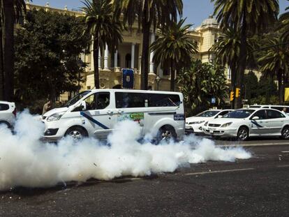 Marcha de taxistas en el centro de la capital malagueña en protesta contra los conductores VTC.