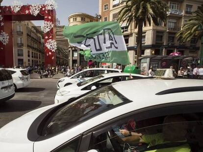 Protesta de taxistas ante la entrada de la Feria de Málaga el martes.