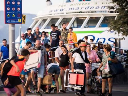 Pasajeros en la zona de embarque del puerto de Vigo, desde donde salen los barcos con destino a las Islas Cíes.