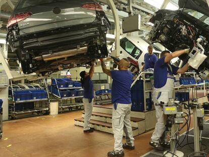 Trabajos de ensamblado en la fábrica de Volkswagen en Wolfsburgo.