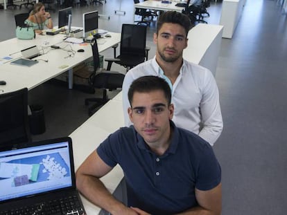 Gabriel Vicedo, de blanco, y Alberto Mas, creadores de Insectfit, en la sede de Lanzadera.