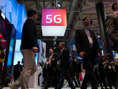 En unas pruebas, un vehículo es controlado por 5G.