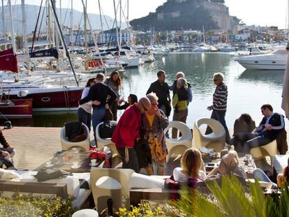 Turistas españoles toman un ágape en un bar de Denia.