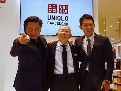 FOTO: En el centro, Tadashi Yanai, fundador de Uniqlo, con dos de sus colaboradores. / VÍDEO: Uniqlo abre tienda en Barcelona.