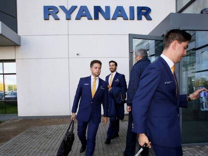 Personal de Ryanair abandona la sede en Airside Business Park en Dublín.