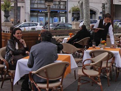 Un camarero atiende una terraza en Palma este jueves.