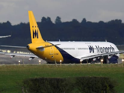 Un avión de Monarch Airlines en las pistas del aeropuerto de Gatwick.