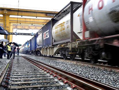 Primer tren de mercancías que sale del Morrot, (Puerto de Barcelona), con ancho de vía europea, en 2010. Vídeo promocional de 'elcorredormediterraneo.com'.