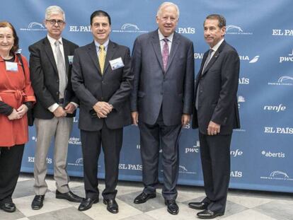 De izquierda a derecha, Petra Mateos (vicepresidenta de la Cámara de Comercio España-EEUU), Javier Moreno (PRISA), Gerónimo Gutiérrez (embajador de México en EE UU), Thomas Shannon (subsecretario de Asuntos Políticos del Departamento de Estado) y Alan D. Solomon (presidente de la Cámara de Comercio de Estados Unidos y España).