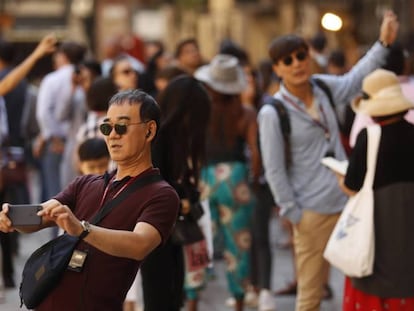 Turistes al barri Gòtic de Barcelona.