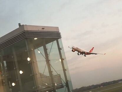 El avión de Air Berlin realiza una maniobra temeraria.