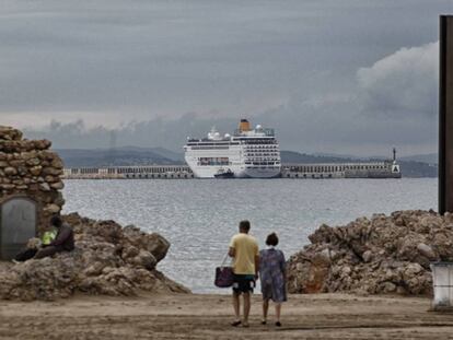 Un barco de Costa Cruceros en el puerto de Tarragona.