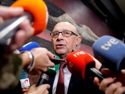 El ministro de Hacienda, Cristóbal Montoro, tras la inauguración de las jornadas tributarias de Real-Regaf.