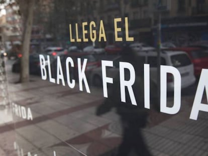 FOTO: Escaparate durante el Black Friday en Madrid. / VÍDEO: Cinco consejos para el Black Friday.