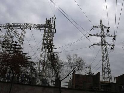 Torre eléctrica junto a unas instalaciones en Barcelona.