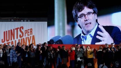 Carles Puigdemont aparece en una pantalla durante un evento de la plataforma política "Junts per Catalunya".