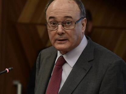 Luis Linde, gobernador del Banco de España. En vídeo, declaraciones del ministro de Economía.