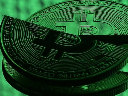 FOTO: Recreación de un bitcoin. / VÍDEO: Qué es y cómo funciona el bitcoin.