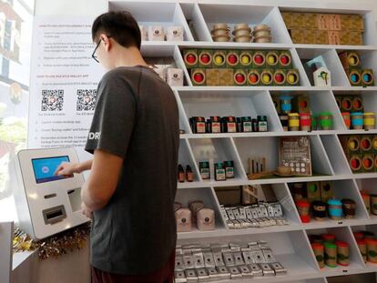 FOTO: Cliente de Ducatus, primera cafetería de Singapur que acepta bitcoins y su propia criptomoneda. / VÍDEO: Cómo funciona la relación entre bitcoin y 'blockchain'.