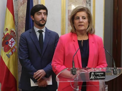 La ministra de Empleo, Fátima Bañez, junto al portavoz de Economía de Ciudadanos, Toni Roldán.