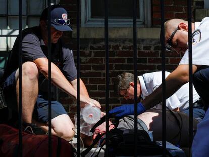 Servicios sanitarios atienden a un hombre con sobredosis el pasado vernao en Salem, un suburbio de Boston. En vídeo, declaraciones de Donald Trump, el pasado octubre.