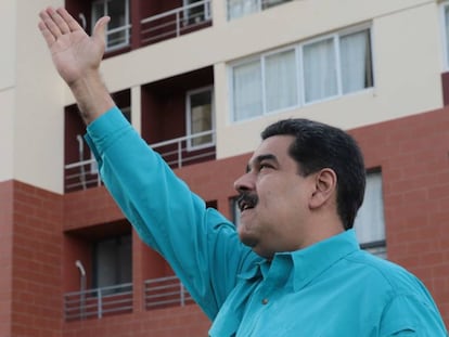 Maduro saluda durante un acto este miércoles en Caracas.