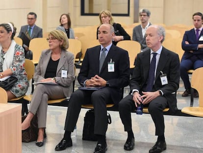 El expresidente de Abengoa Felipe Benjumea (primero por la derecha), junto al resto de la excúpula de la energética andaluza, en el juicio de la Audiencia Nacional.