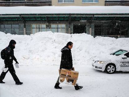 Los asistentes al Foro de Davos llegan a Suiza en medio de una fuerte nevada. En vídeo, declaraciones del presidente ejecutivo del foro.