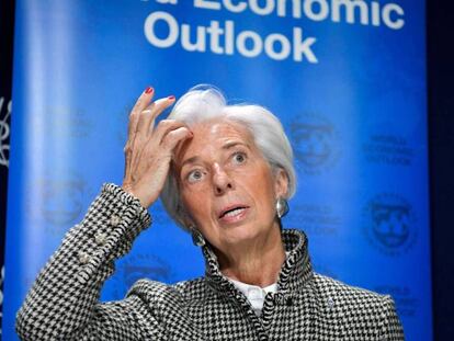 La directora gerente del FMI, Christine Lagarde, en la rueda de prensa en Davos. En el vídeo, declaraciones del ministro de Economía, Luis de Guindos.