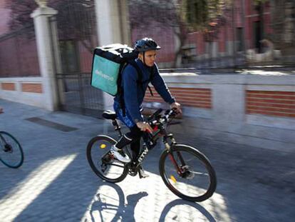 Repartidores de comida en bicicleta, en Madrid. En vídeo, los problemas de Deliveroo con la IT de Valencia.